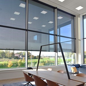 Verticale screens of uitvalschermen: Welke doekzonwering past het best bij jouw project? Verticale screens of uitvalschermen: Welke doekzonwering past het best bij jouw project?