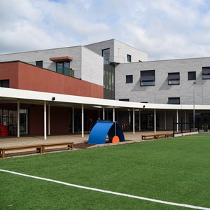Climat intérieur optimal dans les salles de classe de l'école Sint-Jozefschool à Ypres avec les systèmes de protection solaire à toile DUCO
