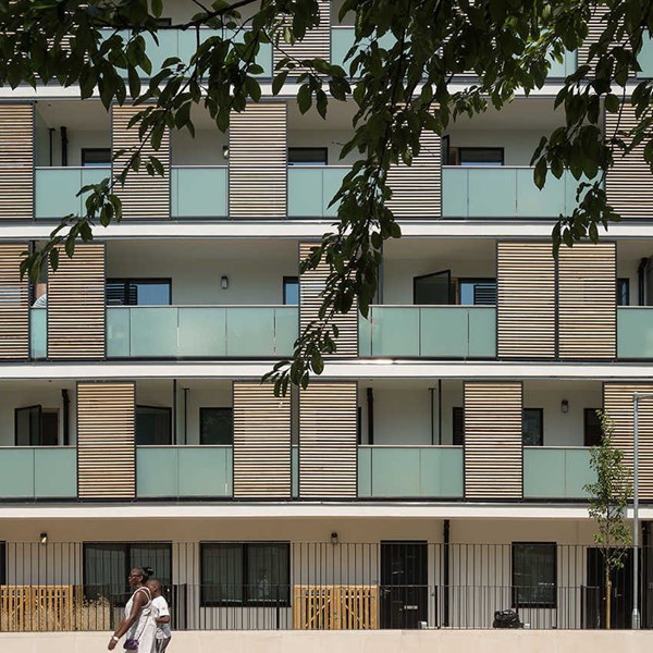 Dynamic facade with DucoSlide panels eye-catcher of Watling Place London